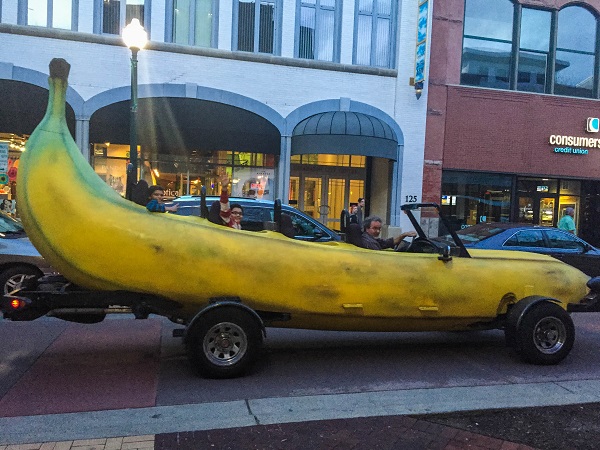 banana car